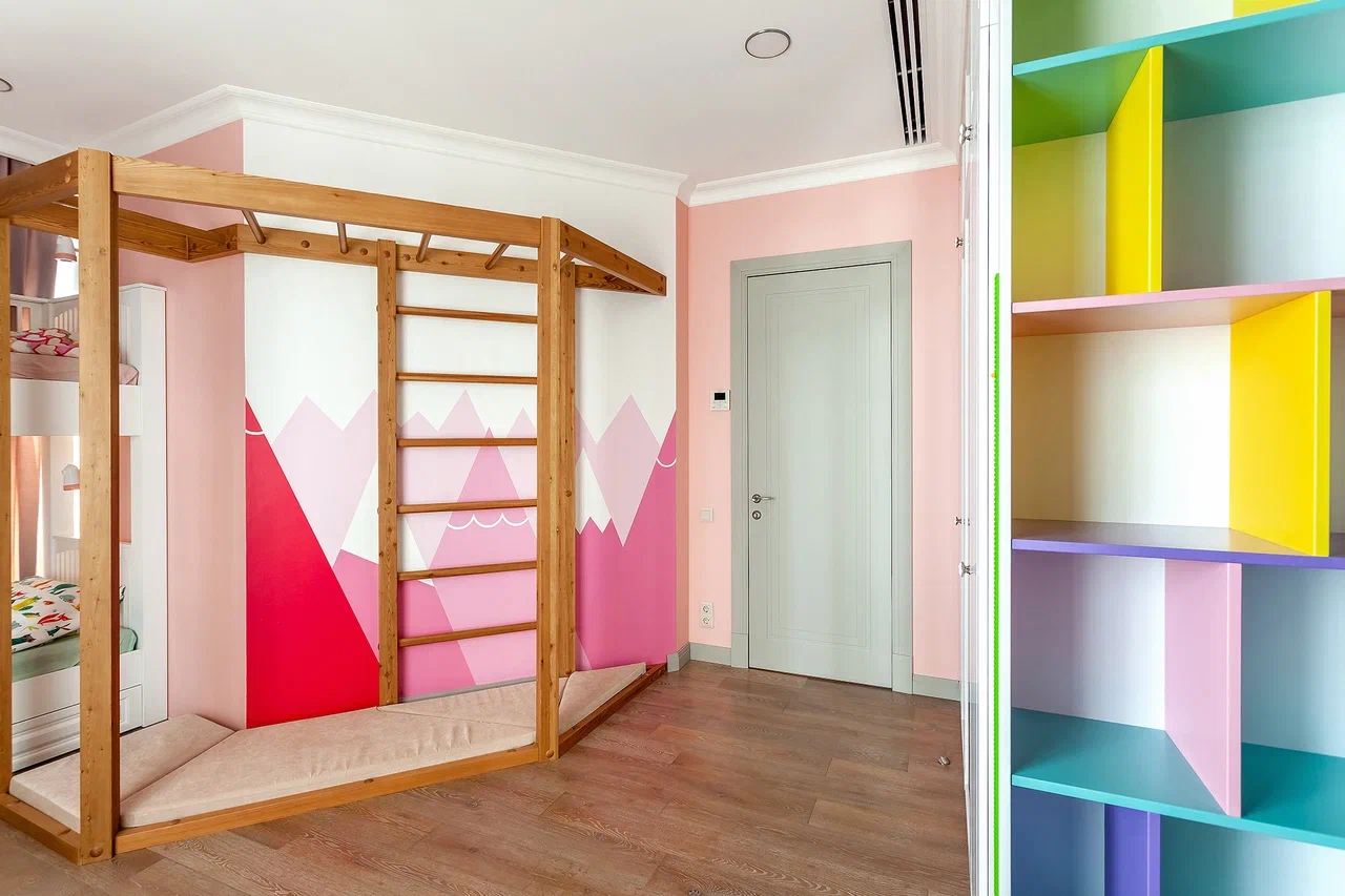 Цветной стеллаж для детской комнаты