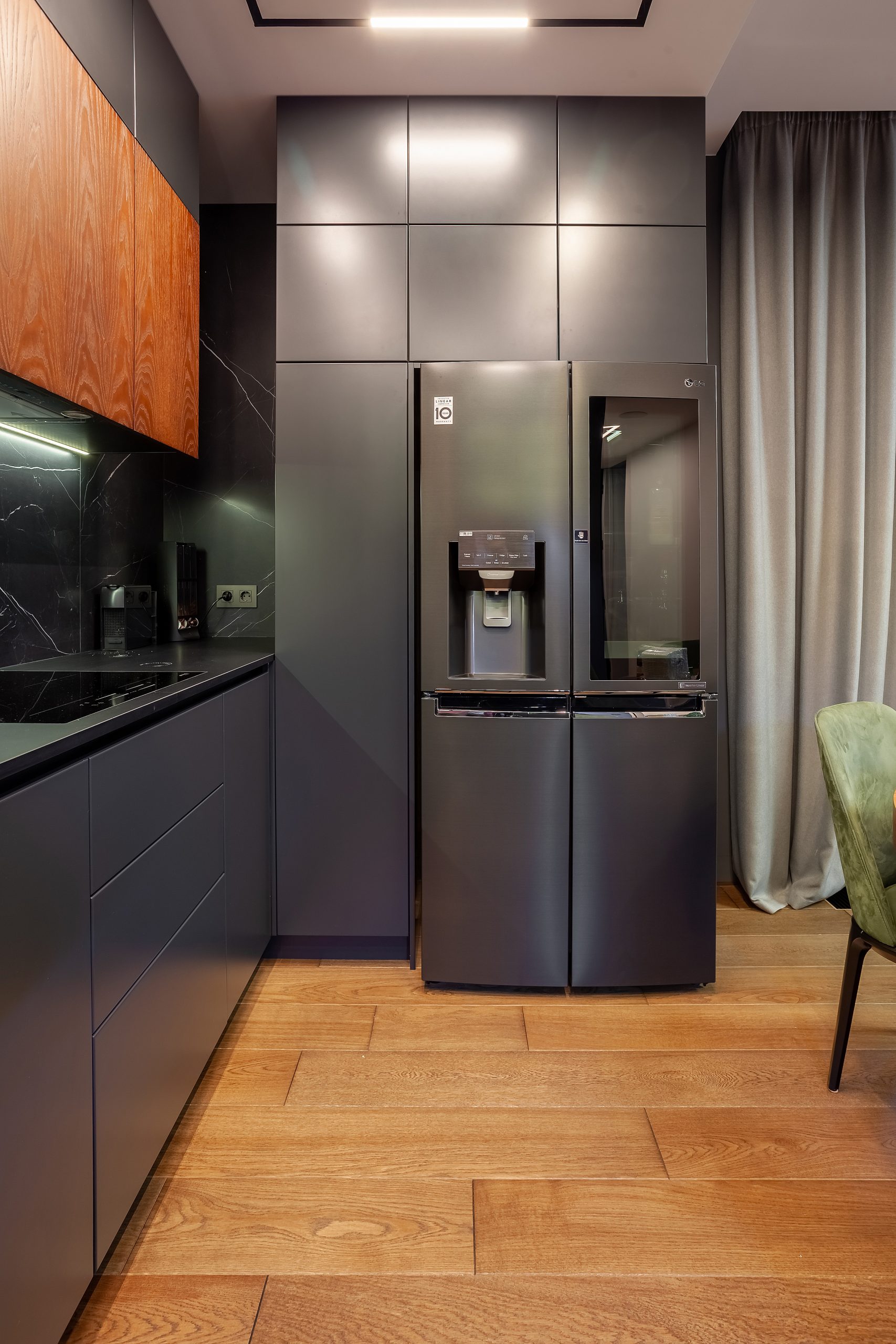 Серый кухонный шкаф без ручек с встроенной техникой
