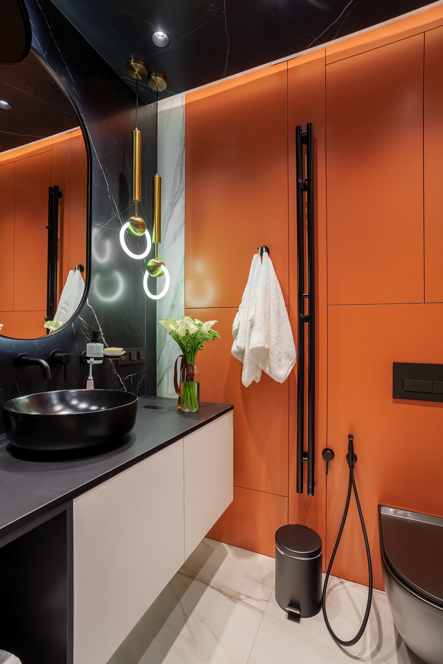 Яркое решение дизайн интерьера для ванной комнаты